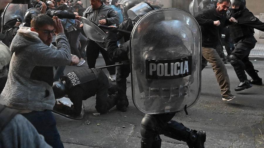  Manifestação em apoio a Cristina Fernandez, vice-presidente da Argentina, tem confronto com a polícia - LUIS ROBAYO/AFP