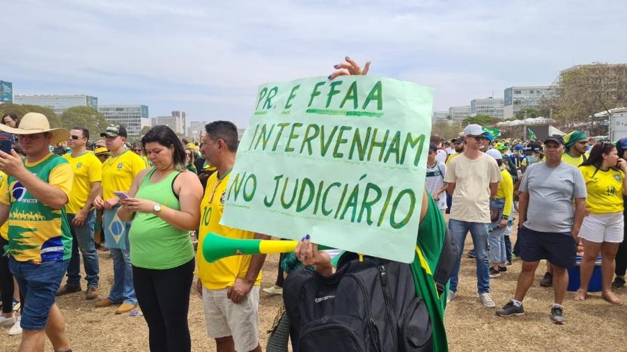 Cartaz no ato bolsonarista de 7 de setembro, em Brasília, pede intervenção militar no Judiciário - Leonardo Martins/UOL