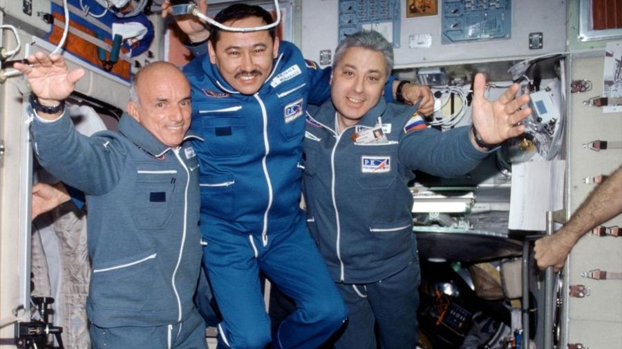Em 2001, Dennis Tito se tornou o primeiro turista espacial do mundo; ele pagou US$ 20 milhões para ir à Estação Espacial Internacional com os russos - Nasa