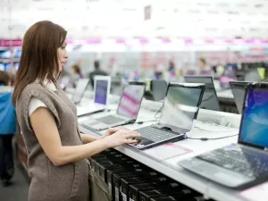 Varejo brasileiro em foco e mercados dos EUA fechados: os destaques do dia