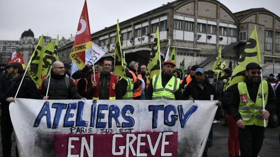 Trabalhadores franceses em Lyon, na França, em dia de greve contra a reforma da Previdência de Emmanuel Macron - STEPHANE DE SAKUTIN/AFP