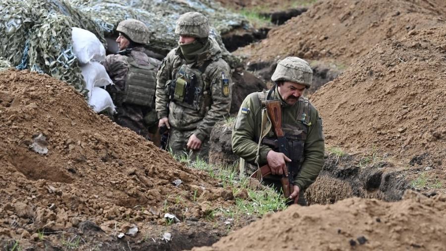 Homens do Exército ucraniano em trincheira próxima à cidade de Bakhmut, região de Donetsk - GENYA SAVILOV/AFP