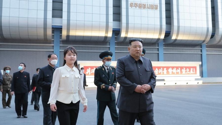 Kim Jong Un visita centro de desenvolvimento aeroespacial na Coreia do Norte junto a sua filha, Ju Ae - AFP/KCNA via KNS