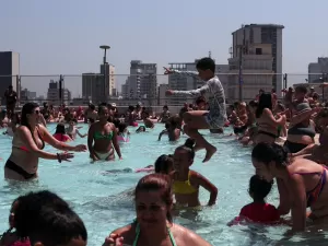 Olhos vermelhos depois de nadar não é só culpa do cloro - xixi também causa