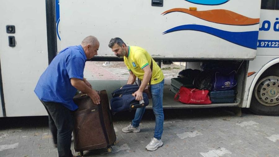 Brasileiros embarcam em ônibus rumo ao sul da Faixa de Gaza