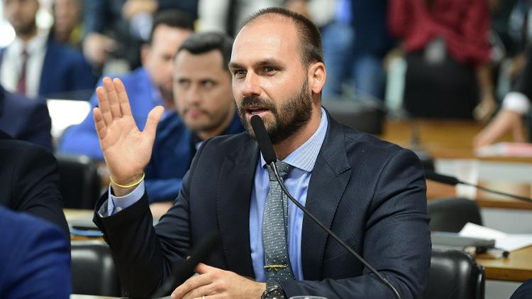 Moraes pediu um relatório sobre Eduardo Bolsonaro, deputado que falou ser necessário um cabo e dois soldados para fechar o STF