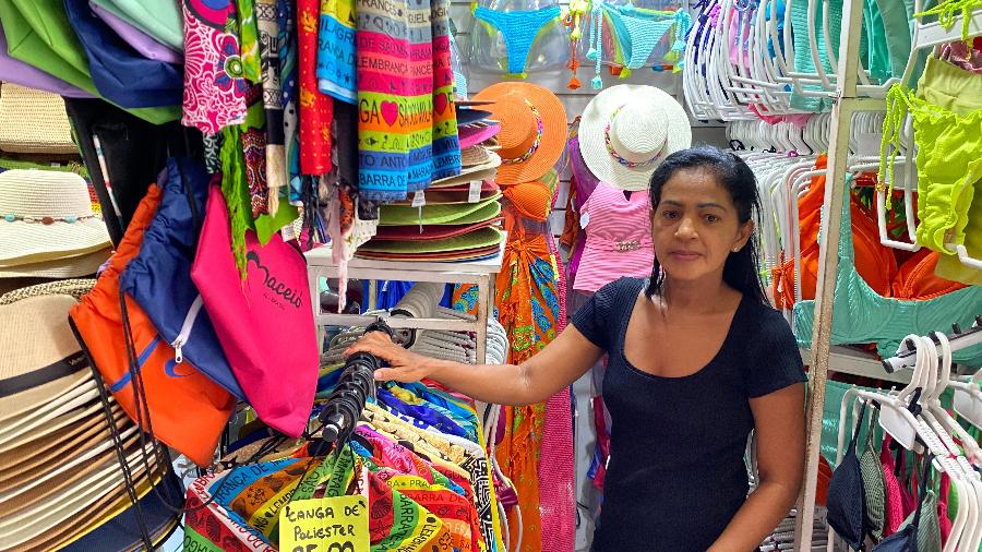 A comerciante Tereza Barros, na Feirinha de Artesanato da Pajuçara, em Maceió