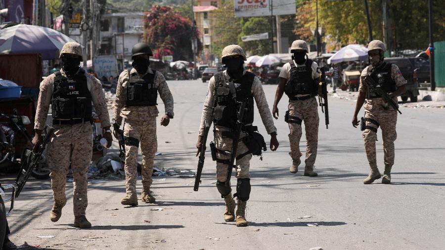 A polícia patrulha as ruas após o decreto de estado de emergência no Haiti