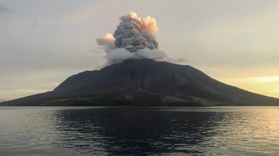 O vulcão do Monte Ruang expele cinzas vulcânicas vistas de Tagulandang na regência das Ilhas Sitaro, província de Sulawesi do Norte, Indonésia, 19 de abril de 2024