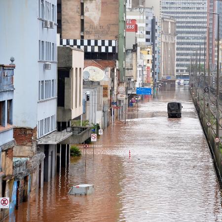 Avenida Mauá, ao lado do Cais do Porto, em Porto Alegre (RS) após aumento no nível do Guaíba