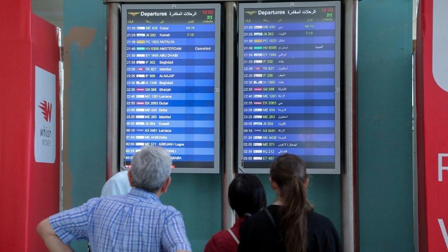 Pessoas observam situação de voos em aeroporto de Beirute