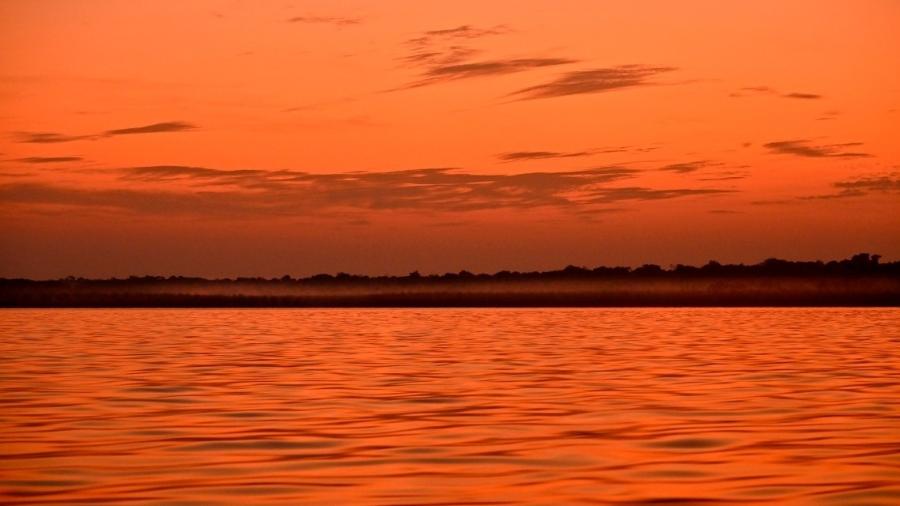 Lago Tefé (AM) em fim de tarde: beleza esconde água quente e risco a botos