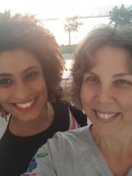 Assessora de imprensa Fernanda Chaves ao lado de Marielle Franco