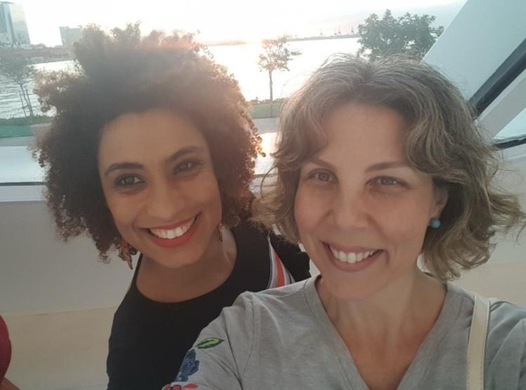 Assessora de imprensa Fernanda Chaves ao lado de Marielle Franco