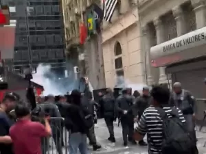 Tarcísio leiloa 2º lote de escolas; PM joga gás em manifestantes