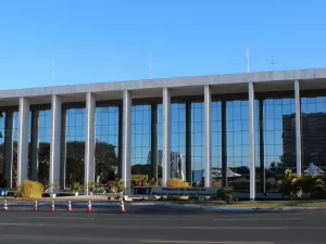 Idosa é indenizada após passar mal e ser ignorada em farmácia do DF