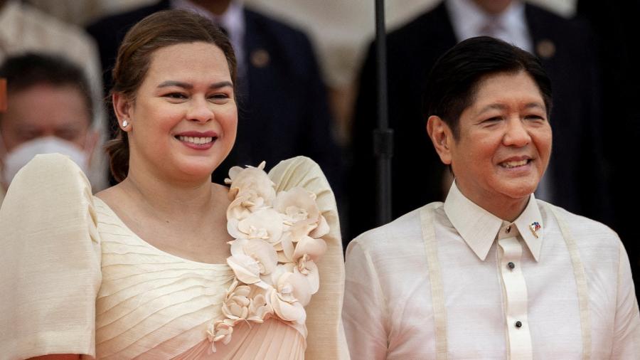 30.jun.2022 - Vice-presidente da Filipinas Sara Duterte posa com o presidente Ferdinand Marcos Jr., durante a cerimônia de inauguração no Museu Nacional em Manila