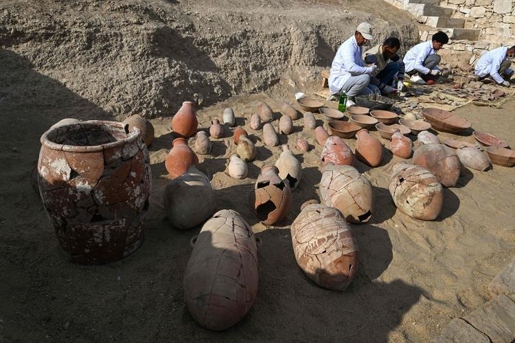 Vasos são restaurados por arqueólogos após expedição que encontrou artefatos de até quatro mil anos