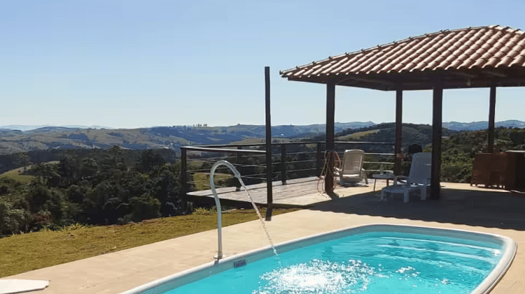 Quem se hospeda nesta casa em Bueno Brandão pode contemplar a natureza enquanto mergulha na piscina