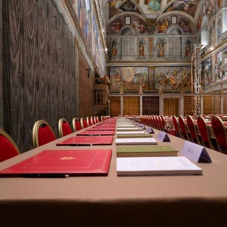 Capela Sistina está pronta para sediar o conclave