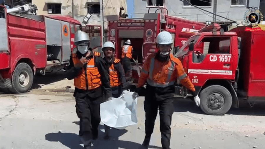 Socorristas recuperam os corpos de crianças carbonizadas na casa - Reprodução/Defesa Civil Palestina