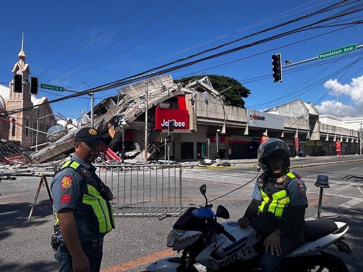 (8.jun.2026) Policiais se reúnem em frente a um restaurante da rede de fast-food Jollibee que desabou após terremoto de magnitude 7,8 na cidade de General Santos, nas Filipinas - undefined