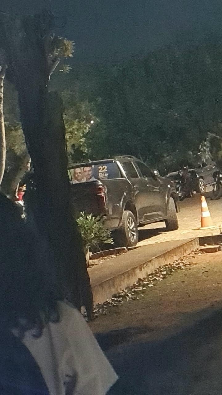 Uma das camionetes com os homens que teriam ido ao local arrancar cartazes contra Flávio Bolsonaro e Alfredo Gaspar - undefined