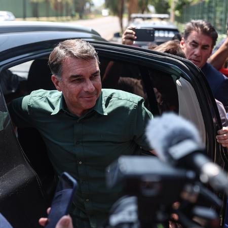 Flávio Bolsonaro, após visitar o pai, Jair, em prisão domiciliar