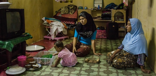 Ambiya Khatu, refugiada rohingya, ao lado da mãe e da sobrinha em sua casa em Kuala Lumpur, na Malásia - Mauricio Lima/The New York Times