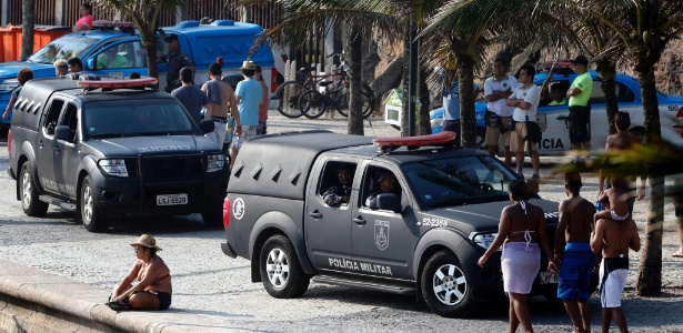 Veículos do Batalhão de Choque da Polícia Militar patrulharam a praia do Arpoador, no domingo (27), no início da Operação Verão - Roberto Moreira/Agência O Globo
