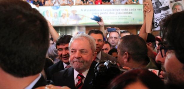 O ex-presidente Luiz Inácio Lula da Silva chega à Assembleia Legislativa do Piauí, onde recebeu título de cidadão piauiense - Raoni Barbosa/Futura Press/Estadão Conteúdo