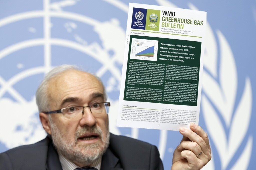 9.nov.2015 - O secretário-geral da OMM (Organização Mundial de Meteorologia), o francês Michel Jarraud, apresenta o último relatório sobre os níveis de gases de efeito estufa no mundo, em Genebra, na Suíça.  A concentração desses gases na atmosfera bateu recorde em 2014, segundo o órgão - Salvatore Di Nolfi/EFE