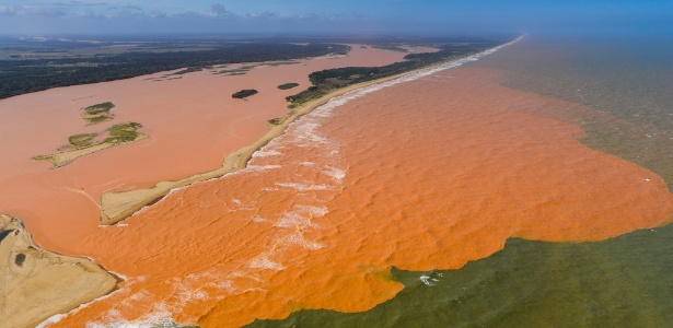 Lama da barragem de mineração rompida em Minas Gerais muda a cor do mar na costa do Atlântico, no Espírito Santo - Gabriel Lordello/Mosaico Imagem