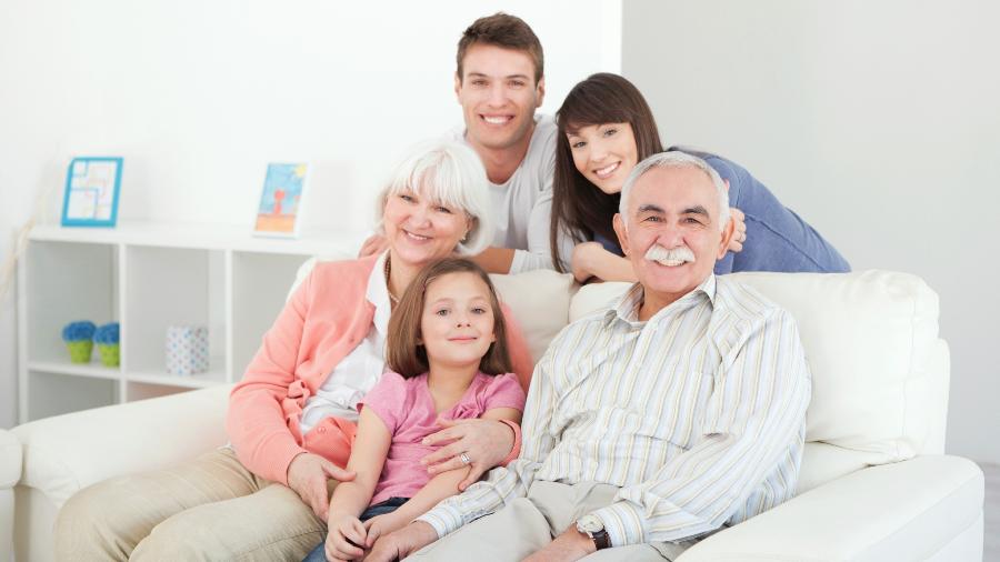 Família com os avós - iStock