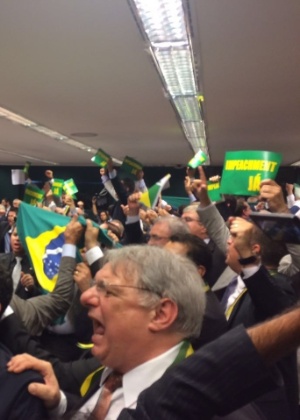 Deputados protestam a favor do impeachment após a maioria dos membros da comissão especial - Márcio Neves/ UOL