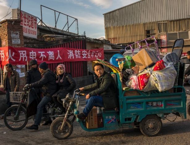 Pessoas removem os seus pertences em um complexo habitacional condenado no distrito de Banjieta, no norte de Pequim - BRYAN DENTON/NYT
