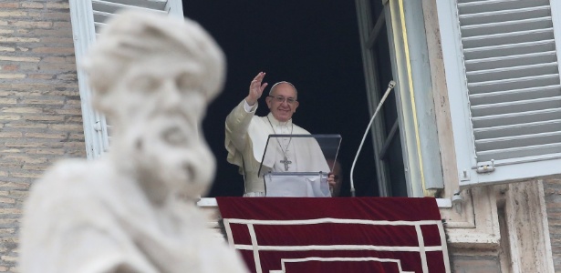 Papa acena para fiéis na praça São Pedro, neste domingo (31) - Tony Gentile/Reuters