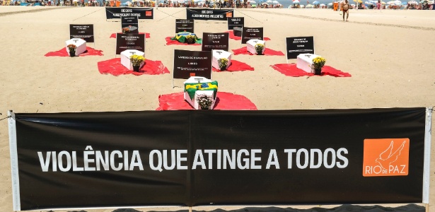 Caixões foram colocados nas areias de Copacabana, como forma de protesto, para denunciar 4 mil mortes por causas violentas no estado em apenas um ano  - Vladimir Platonow/Arquivo Agência Brasil