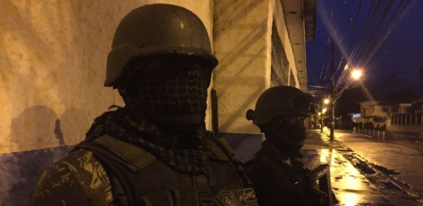 Soldados das Forças Armadas em uma das operações em favela no Rio de Janeiro - Luís Kawaguti/UOL