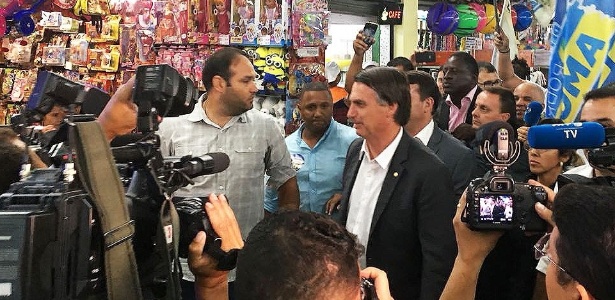 Jair Bolsonaro faz corpo a corpo com eleitores em subúrbio do Rio