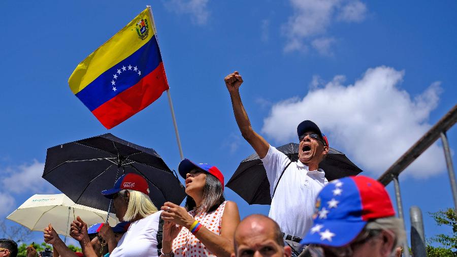 Apoiadores de Juan Guaidó durante manifestação em Caracas, na Venezuela - 04.mar.2019 - Matias Delacroix/AFP