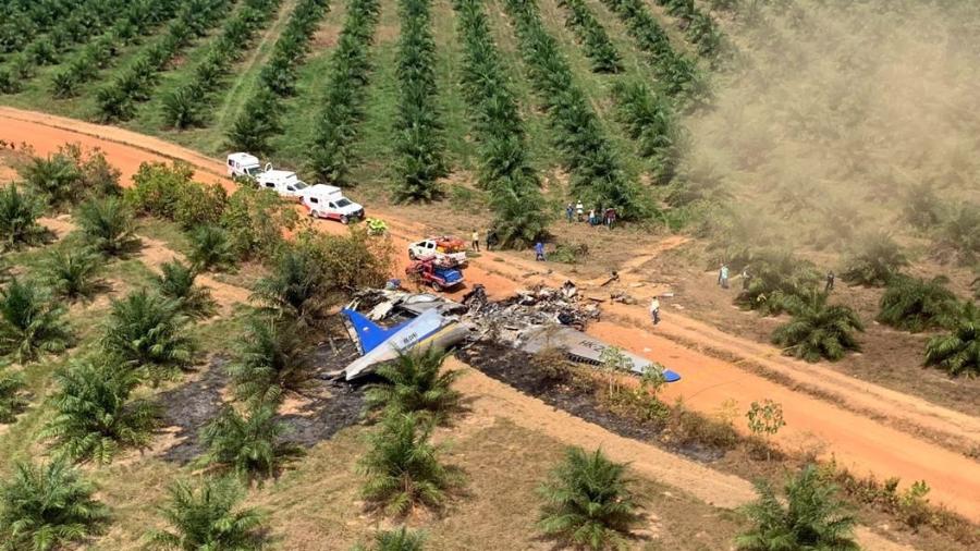 9.mar.2019 - Equipes de resgate trabalham nas proximidades do aeroporto de Villavicencio, na Colômbia, onde um avião caiu neste sábado - Colprensa