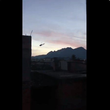 Moradores da Cidade de Deus denunciam que disparos teriam sido feitos do alto de helicópteros em ação policial - Reprodução/Twitter