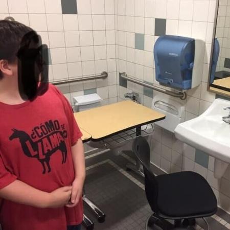 Escola dos EUA colocou carteira de aluno dentro de banheiro - Reprodução - 18.set.2019/Facebook/danielle.a.goodwin