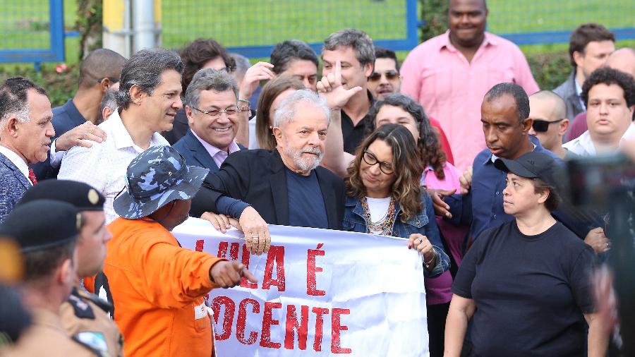 O ex-presidente Lula deixa a carceragem da PF em Curitiba ao lado da namorada Rosangela da Silva e do ex-prefeito Fernando Haddad -  GIULIANO GOMES/ESTADÃO CONTEÚDO