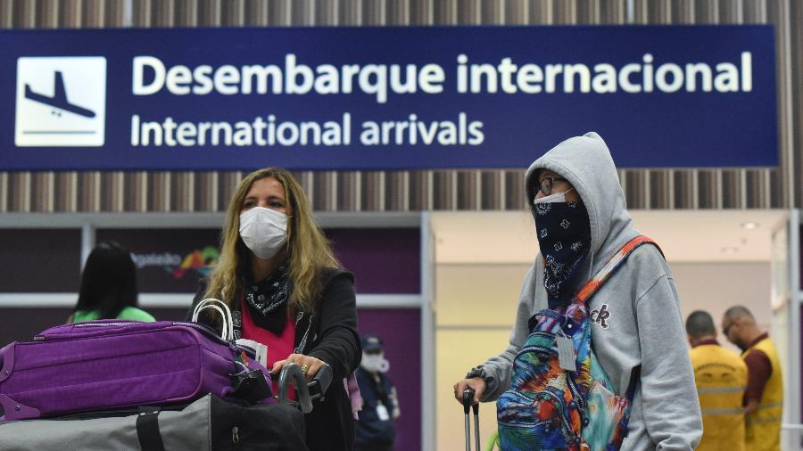 Passageiros desembarcam com máscaras no Aeroporto do Galeão, no Rio de Janeiro, em meio à pandemia de coronavírus - Fabio Teixeira/NurPhoto via Getty Images
