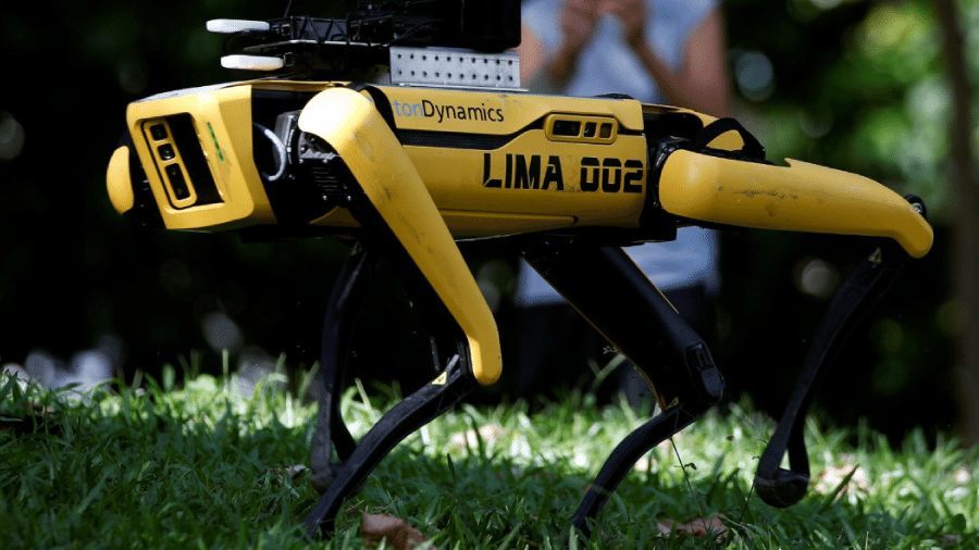 Robô criado pela Boston Dynamics, dos EUA, vira fiscal em Cingapura - Edgar Su/Reuters