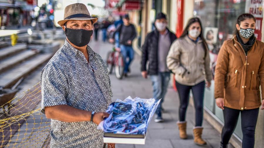 Em Lages-SC, homem segura caixa cheia de máscaras de proteção em meio à pandemia de coronavírus - FOM CONRADI/MAFALDA PRESS/ESTADÃO CONTEÚDO