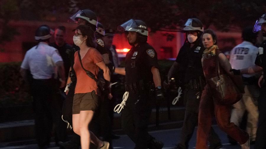 5.jun.2020 - Policiais detém manifestantes em ato na cidade de Nova York, no mesmo dia do funeral de George Floyd em Minneapolis - Jeenah Moon/Reuters