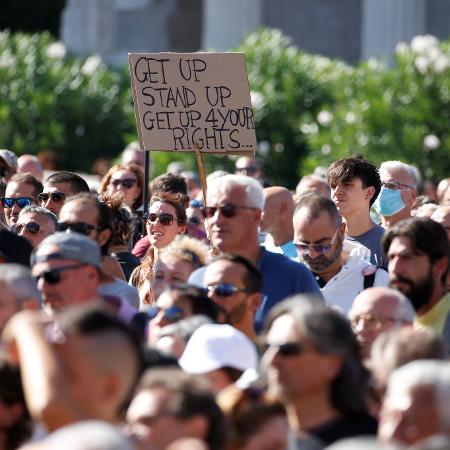 Milhares de pessoas protestam em Roma contra máscaras e vacinas - REMO CASILLI/REUTERS